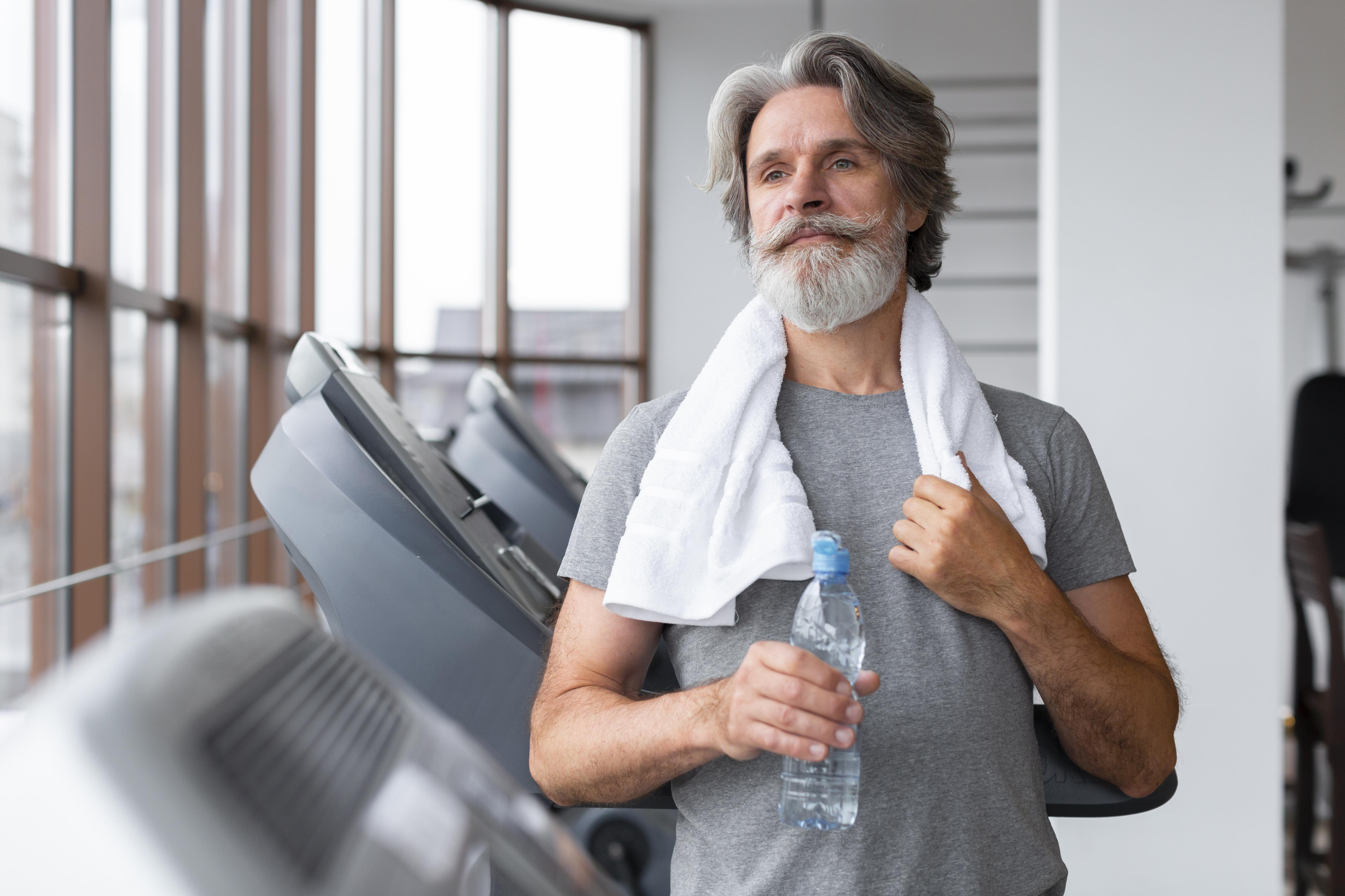Homem na academia após treino